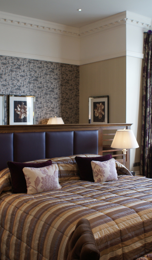 Большая кровать с кожаной спинкой