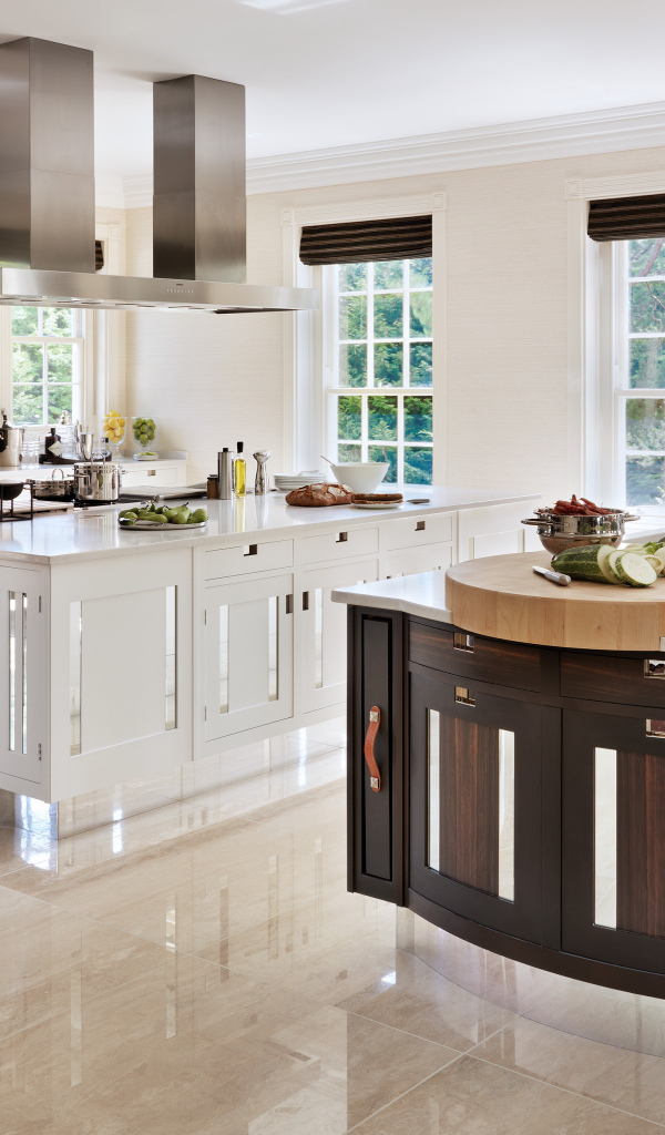 Большая кухня светлая  