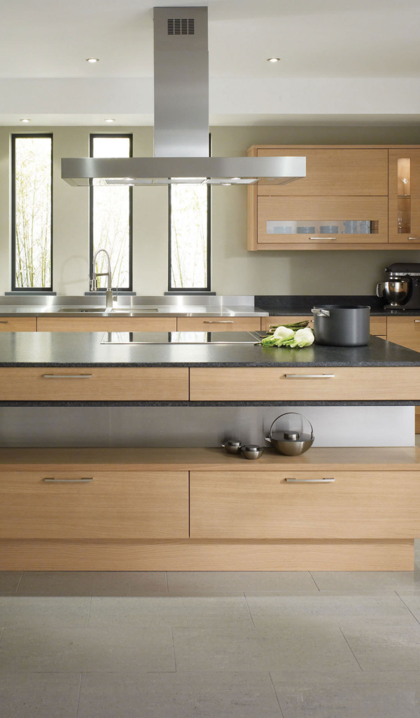 Просторная светлая кухня