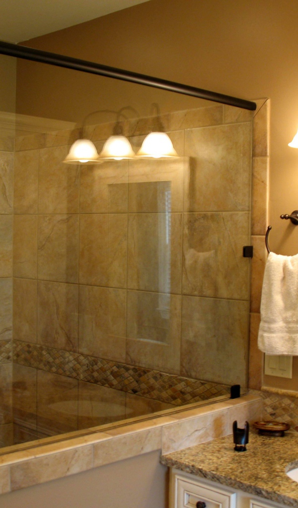 Просторная душевая кабина в ванной