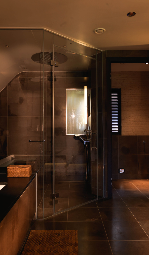 Большая душевая кабина в ванной комнате