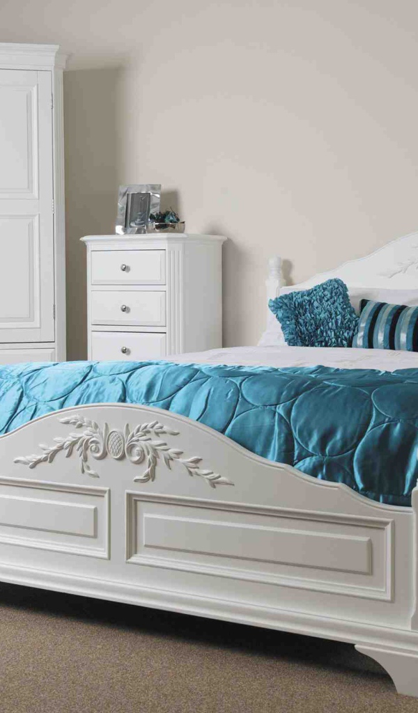 Большая белая кровать в спальне