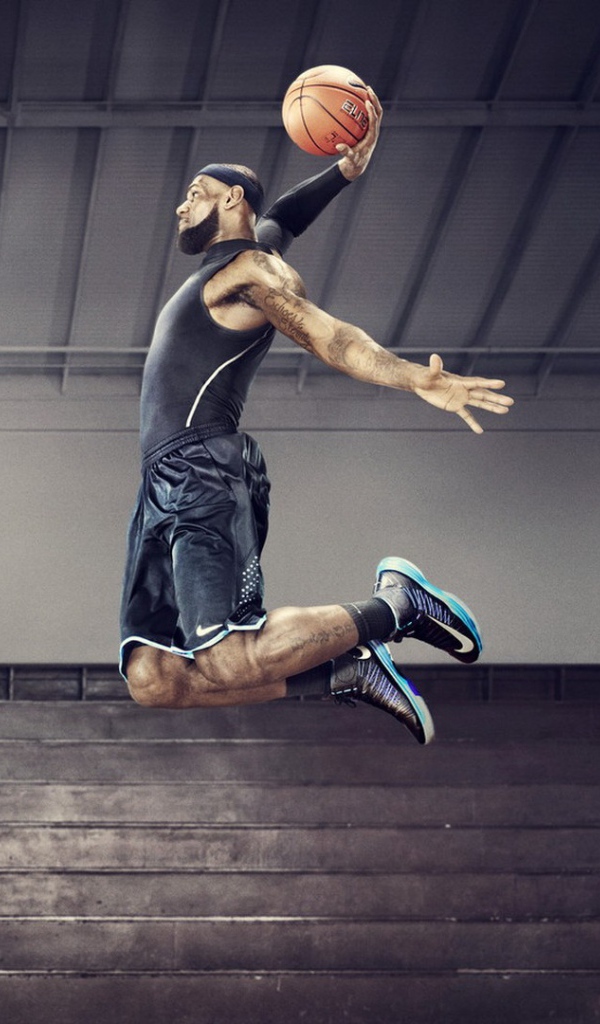 Леброн Джеймс играет в баскетбол