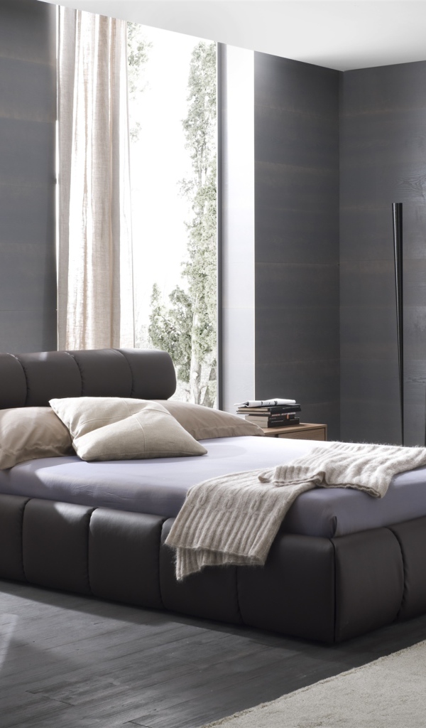 Кожаная кровать в спальне