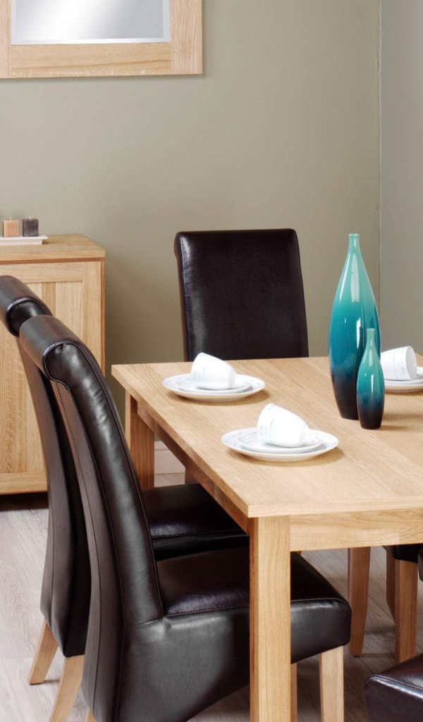 Кожаные стулья в столовой