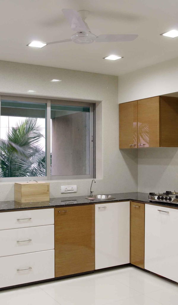 Светлая маленькая кухня