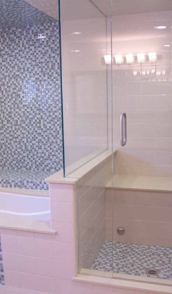 Нежно розовый кафель в ванной