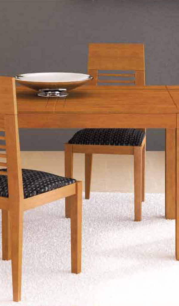 Светлая деревянная мебель в столовой