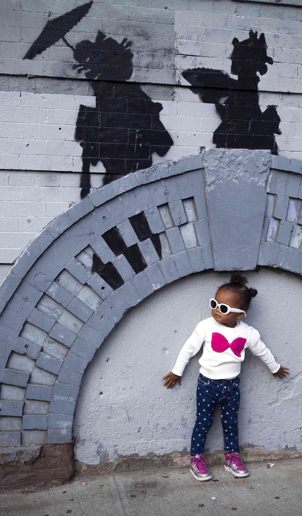 Маленькая девочка рядом с граффити