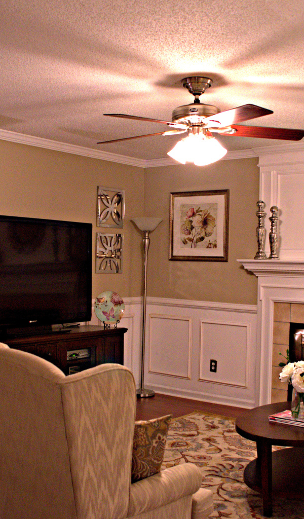 Гостиная с вентилятором на потолке