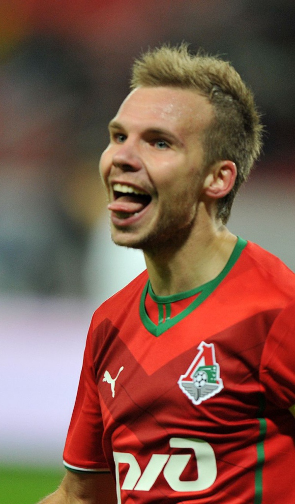 Защитник Локомотива Роман Шишкин на поле