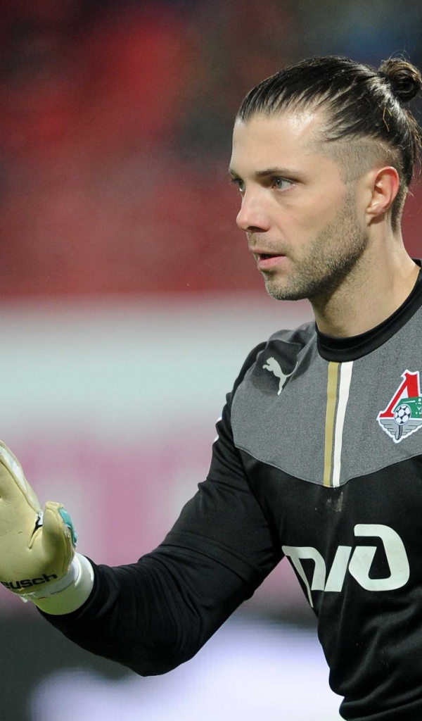 Вратарь Локомотива Илья Абаев на воротах