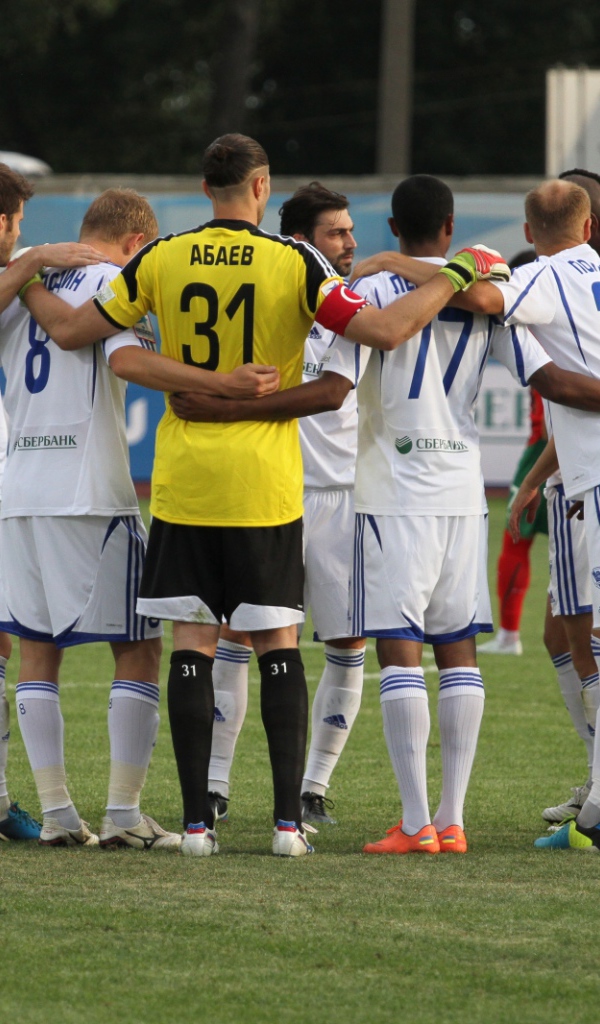 Вратарь Локомотива Илья Абаев с командой