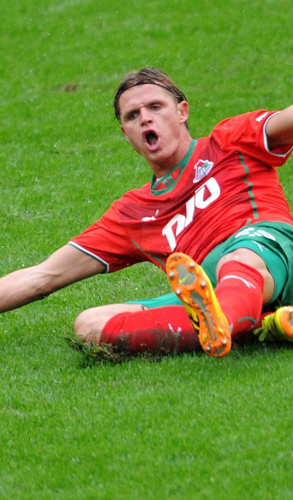 Дмитрий Тарасов полузащитник Локомотива на поле