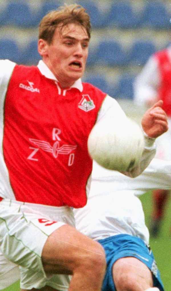 Игрок Локомотива Дмитрий Булыкин в атаке