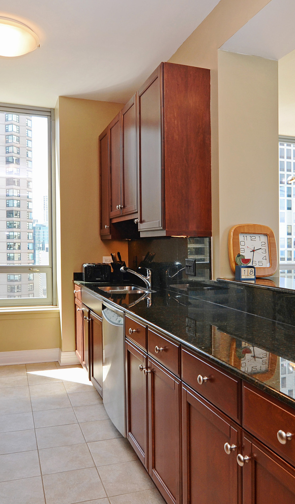 Длинная коричневая кухня