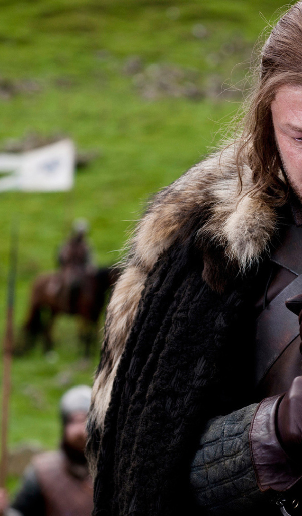 Лорд склонился на свой меч в сериале Игры престолов