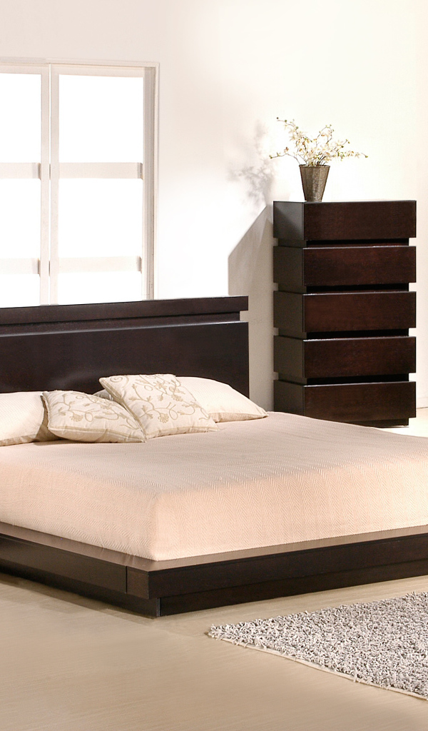 Невысокая кровать для спальни