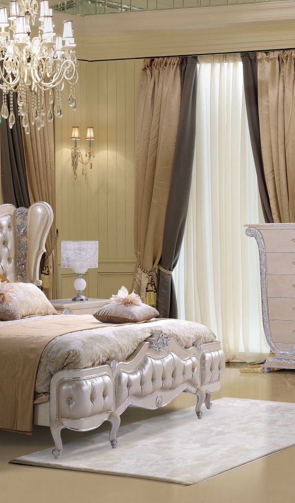 Роскошная спальня с большой кроватью