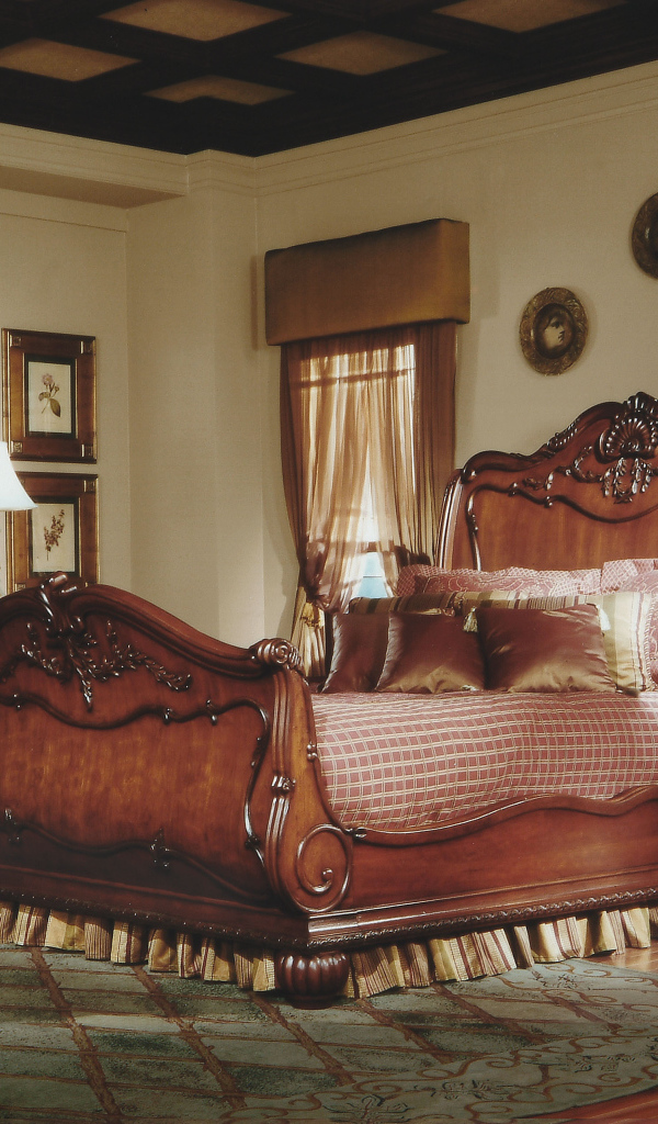 Роскошная кровать в спальне