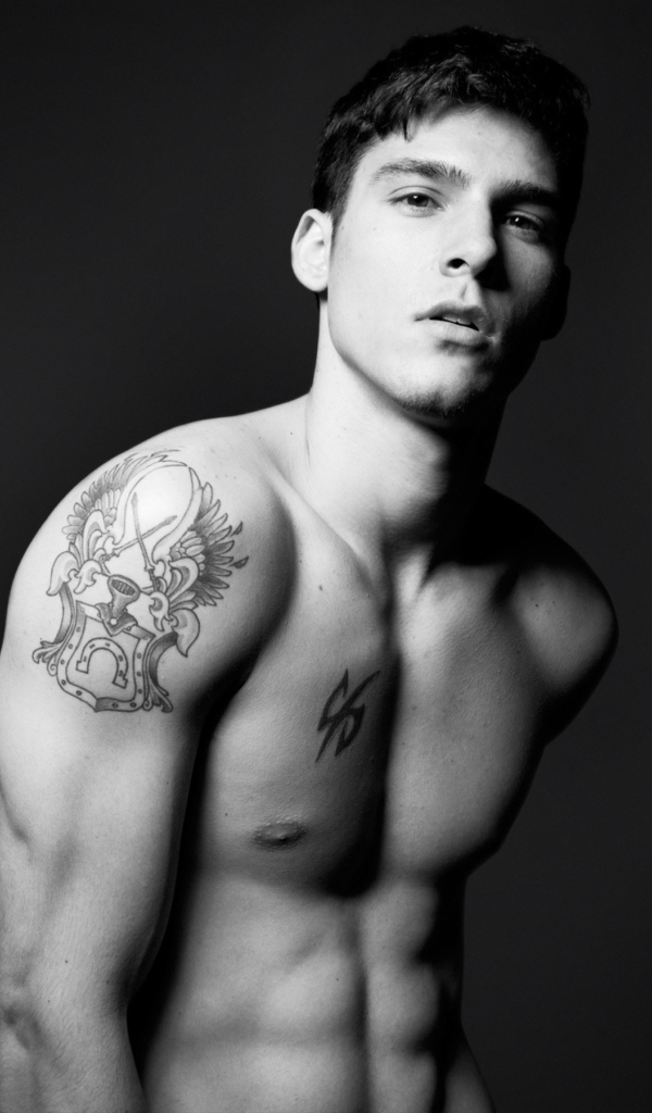 Мужчина с татуировками