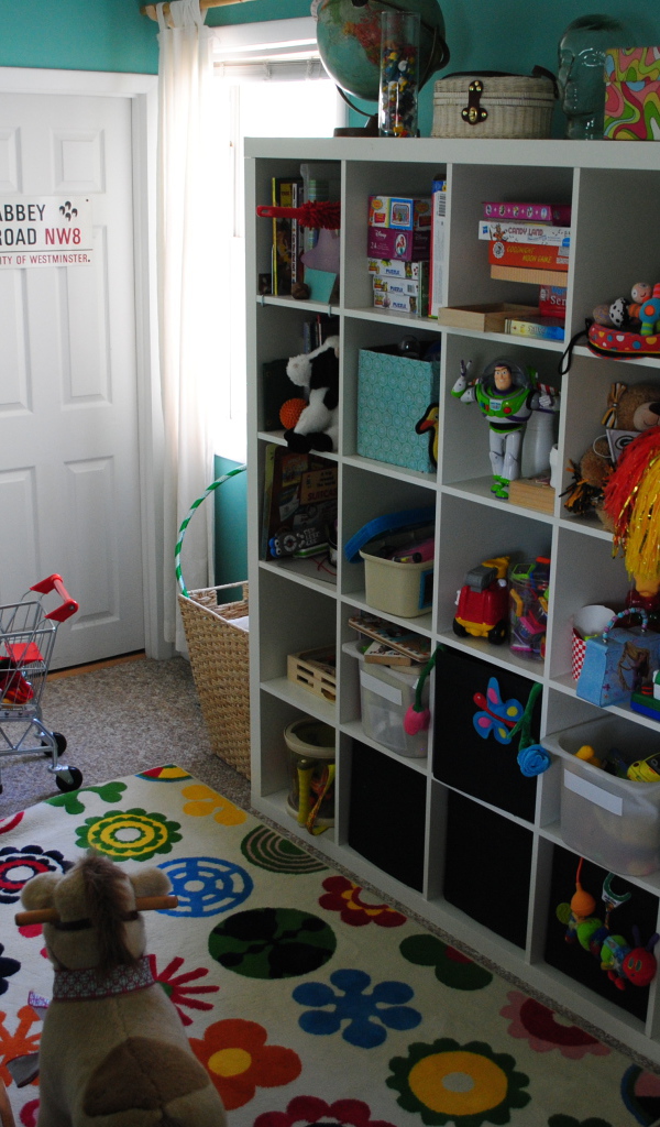 Много игрушек в детской комнате