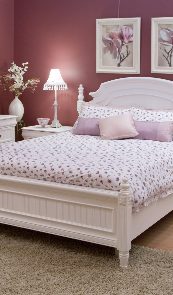 Бордовые стены в спальне