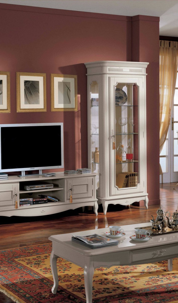 Бордовые стены в гостиной