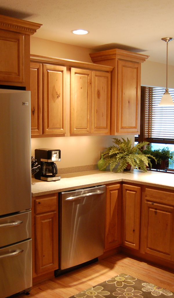 Металлический холодильник на кухне