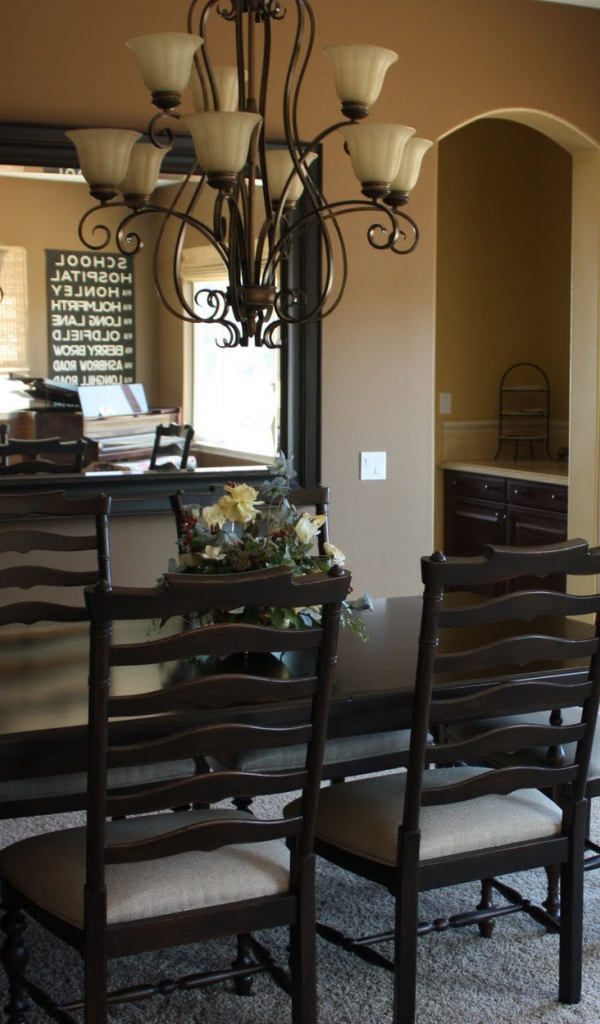 Зеркало на стене в столовой