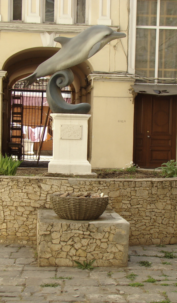 Памятник дельфину Одесса