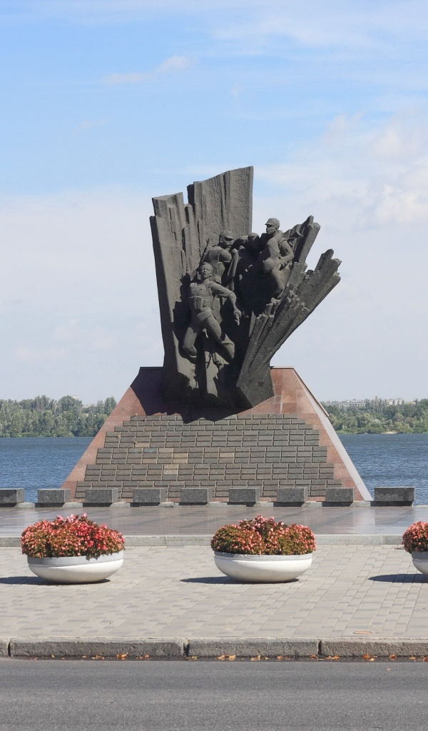 Памятник на набережной Днепропетровск