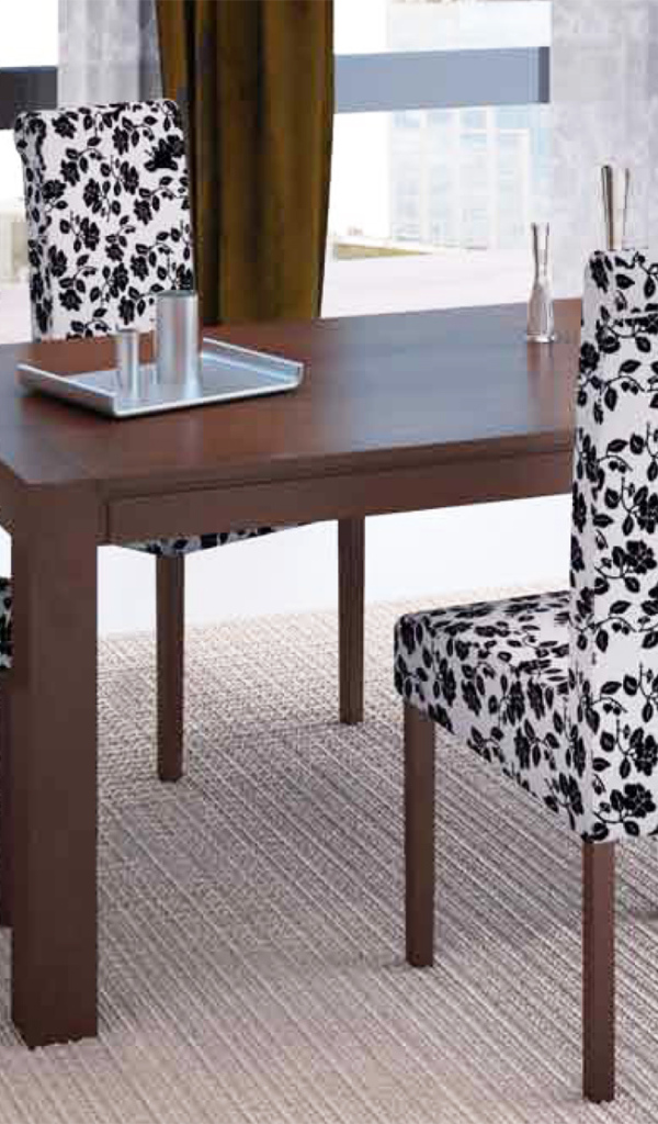 Пестрая мебель в столовой