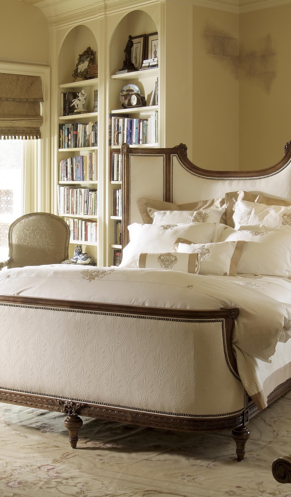 Аккуратная кровать в спальне