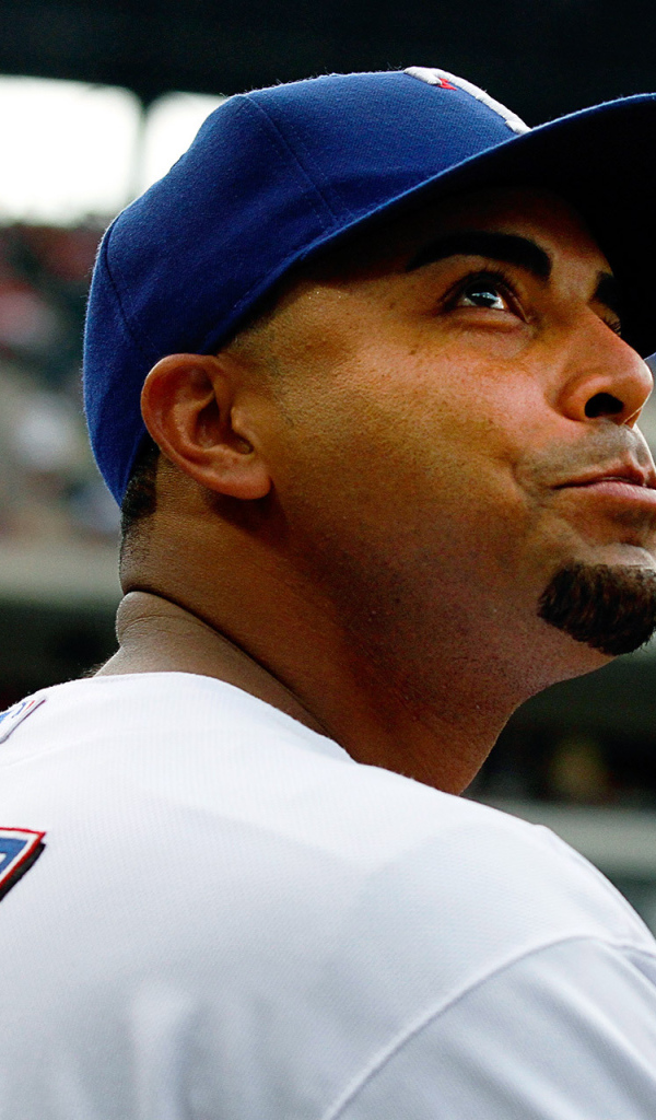 Нельсон Круз смотрит на поклонников бейсбола