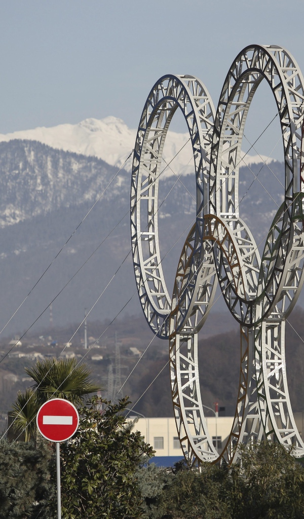 Олимпийские кольца на фоне гор в Сочи 2014