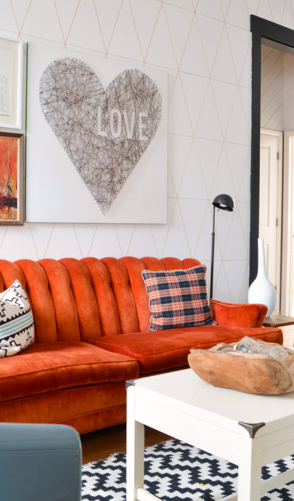 Оранжевый диван в гостиной