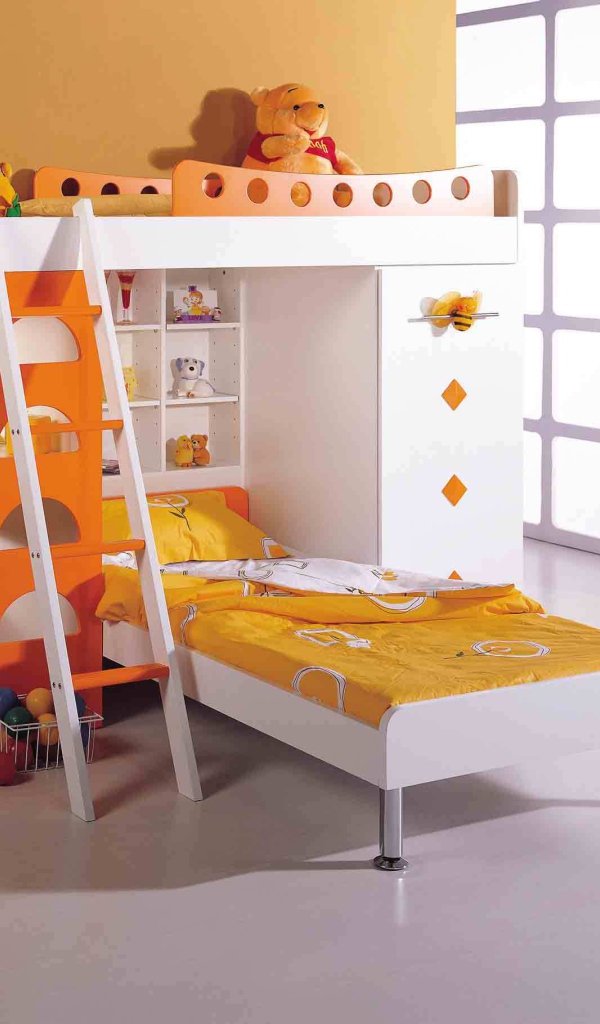 Оранжевая стена в детской комнате