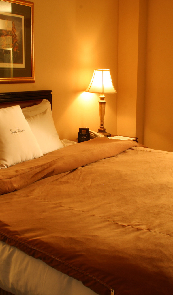 Оранжевые стены в спальне