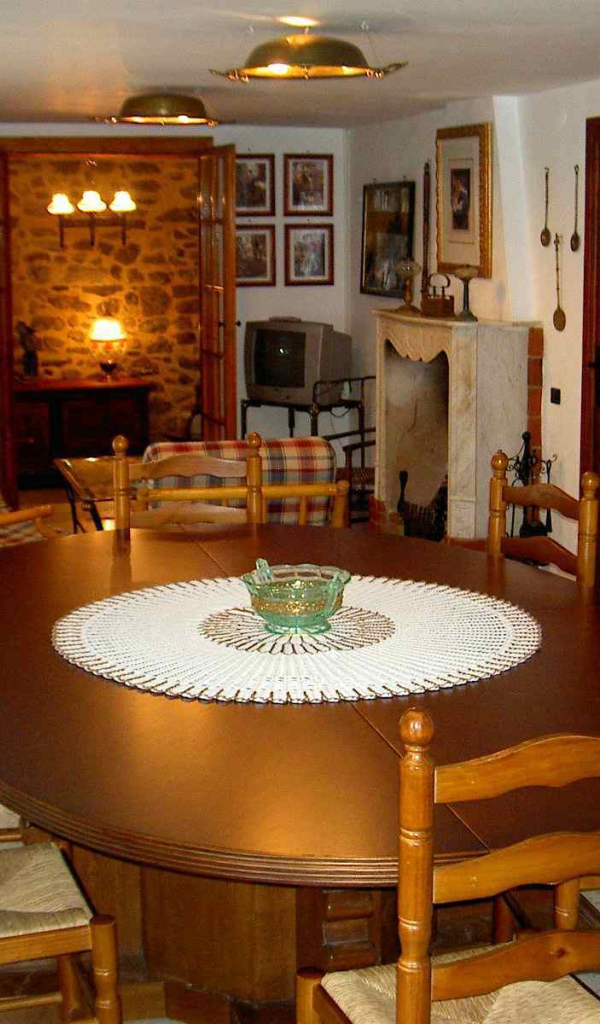 Овальный стол в столовой