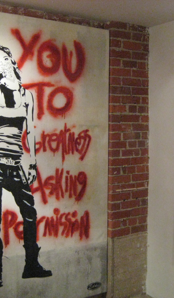 Нарисованная девушка в полный рост