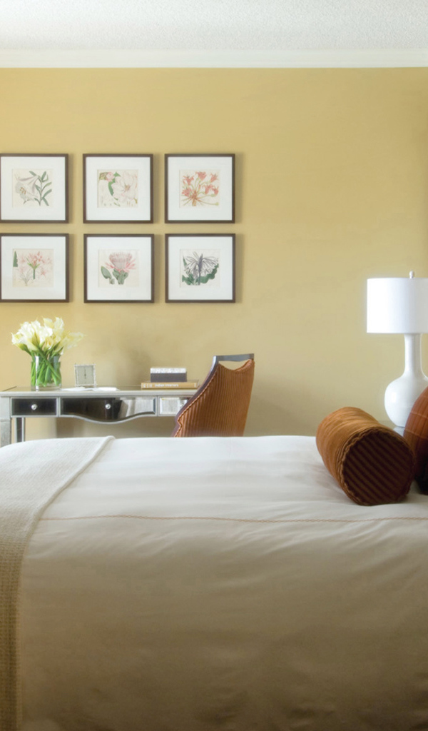 Картины на стене в спальне