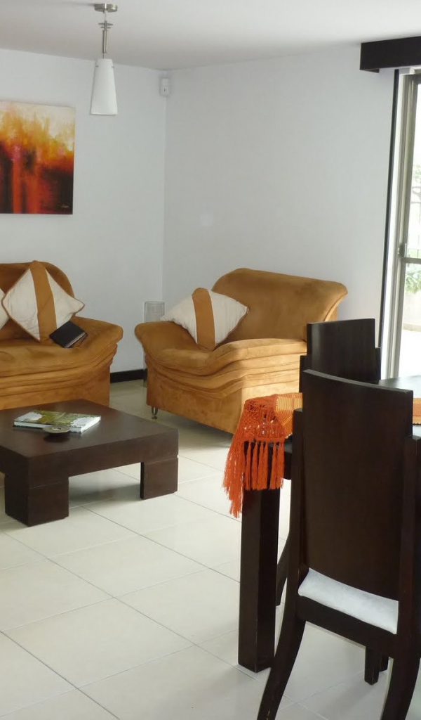 Картины на стене в столовой