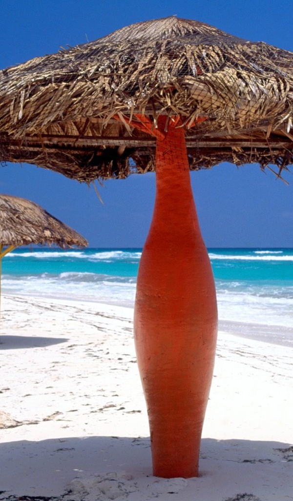 Пляжные зонтики на курорте Кайо Ларго, Куба