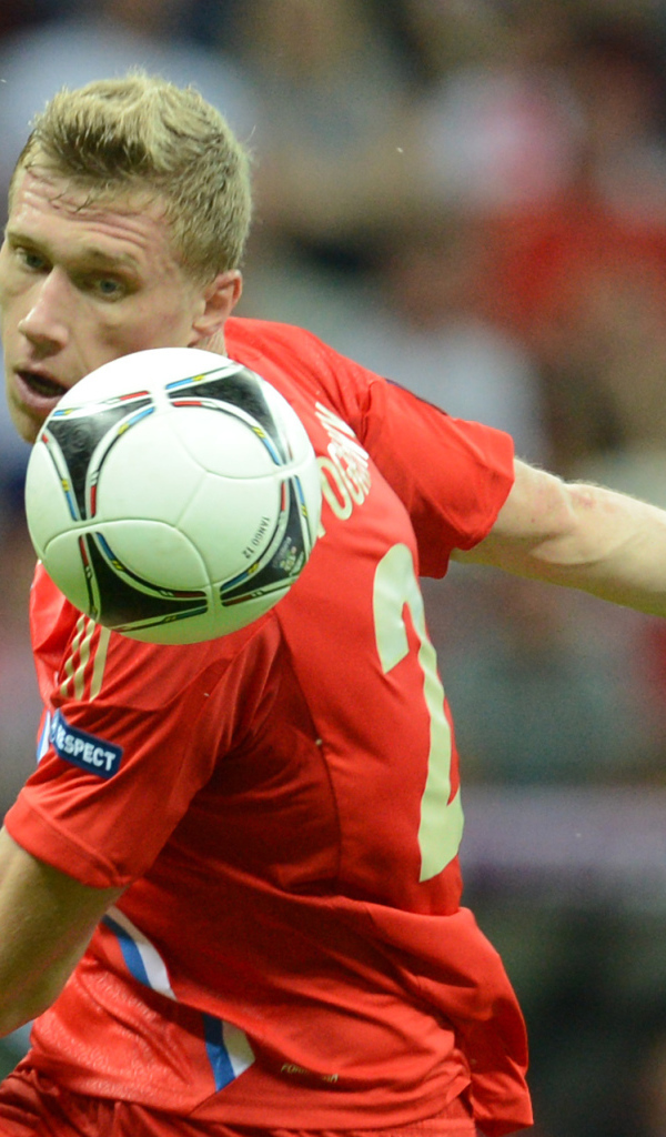 Павел Погребняк игрок сборной России отбивает мяч
