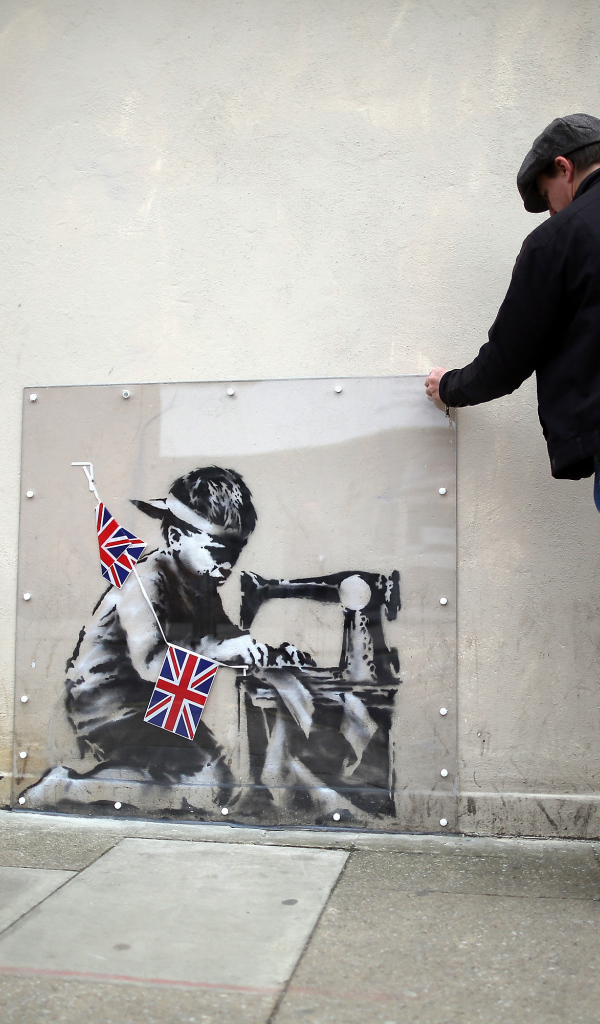 Человек рассматривает граффити