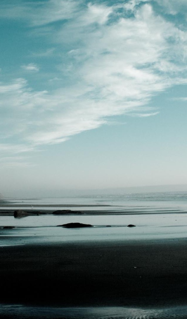 Фотография женщины на берегу моря