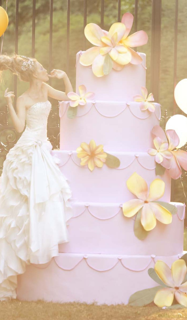 Фотография Красивая девушка и большой торт