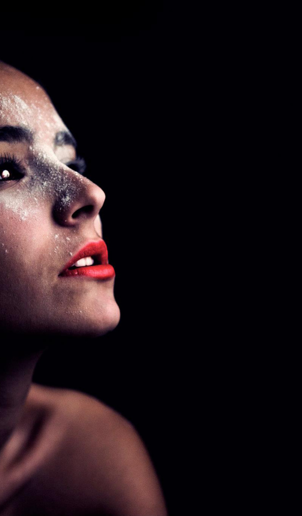 Фотография красивая женщина в темноте