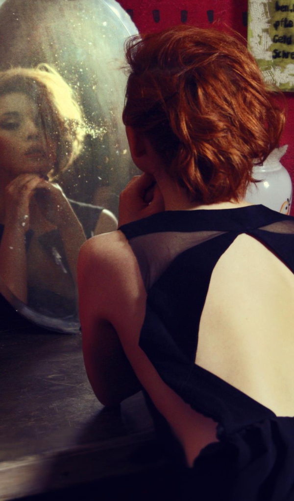 Фотография девушка смотрит в зеркало